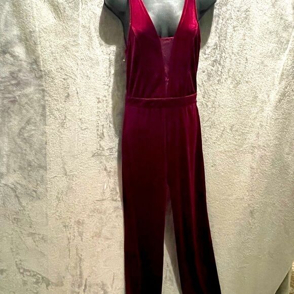 Red Sleeveless Jumpsuit Plunging V-Neckline Fitted Waist - Picture 2 of 9